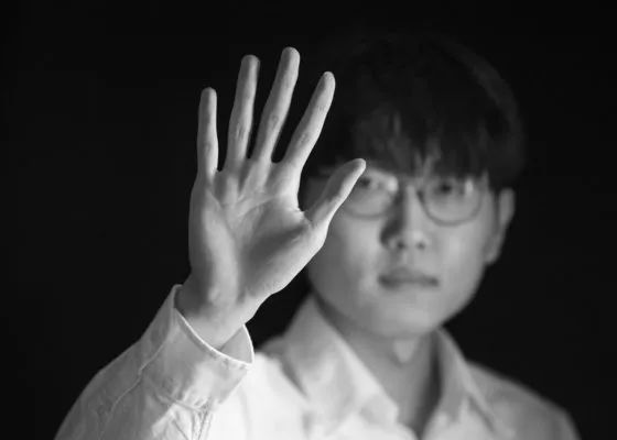 深绿色眼睛的女人